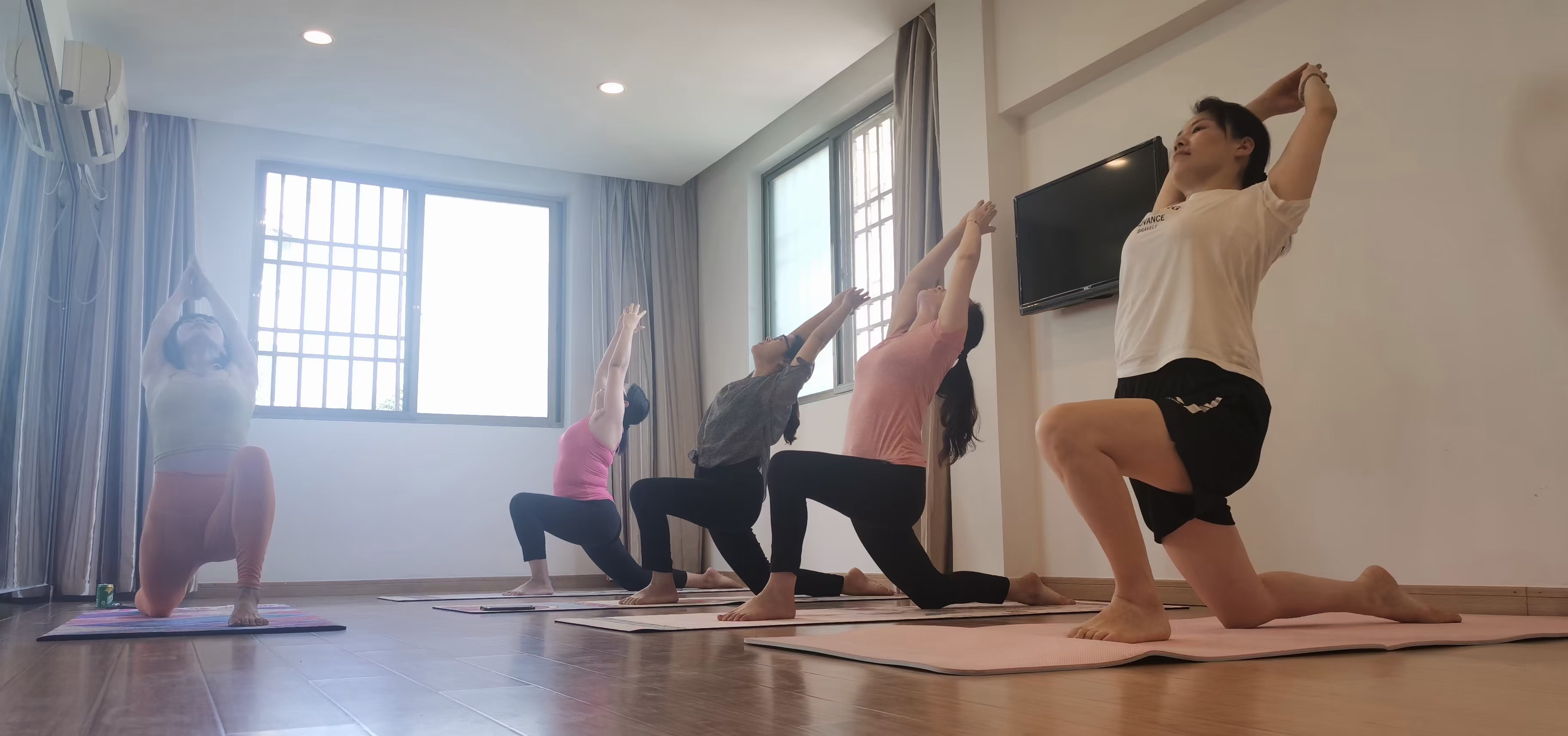 1633940759617272.jpg 圖為員工練習瑜伽中 (2).jpg