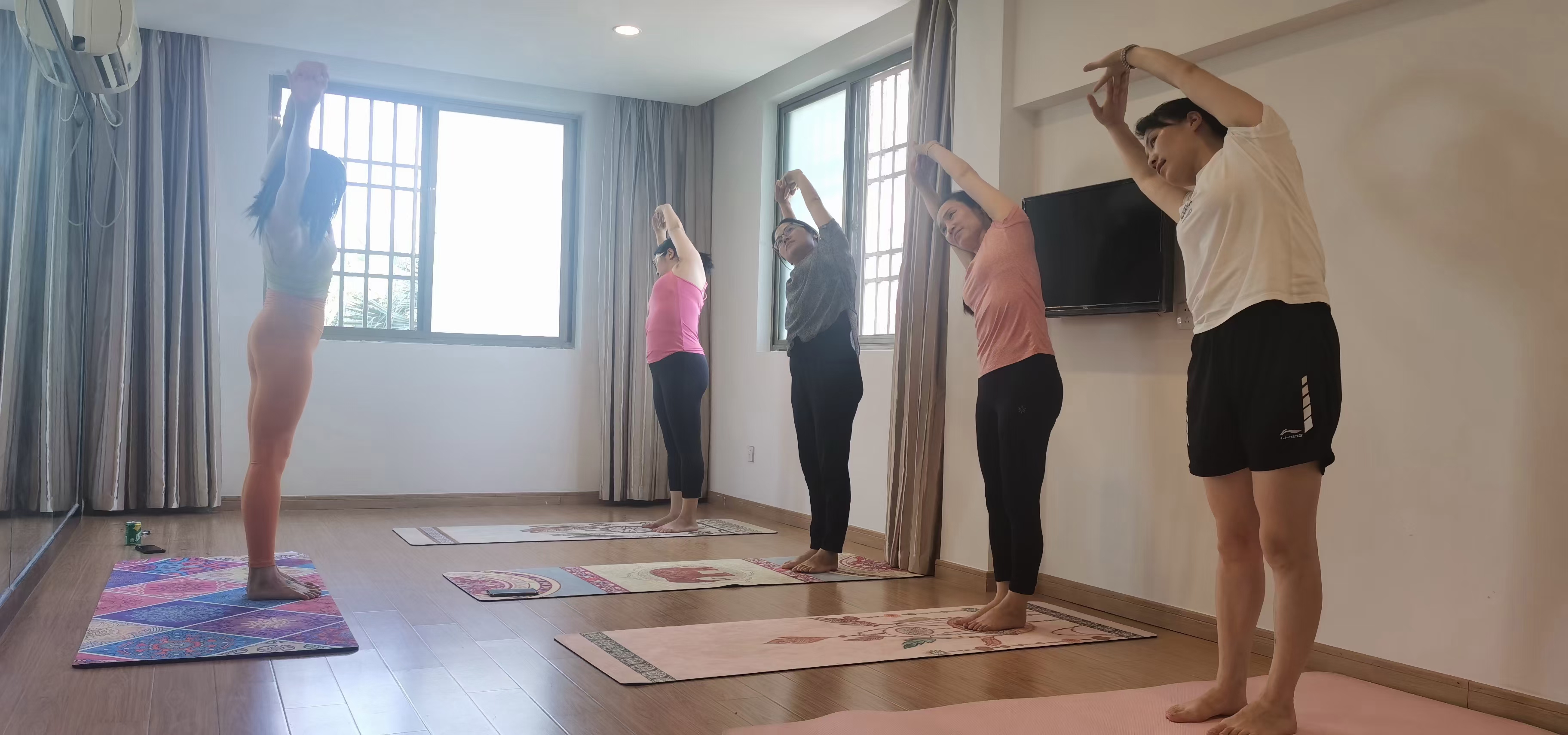 1633940789396686.jpg 圖為員工練習瑜伽中.jpg