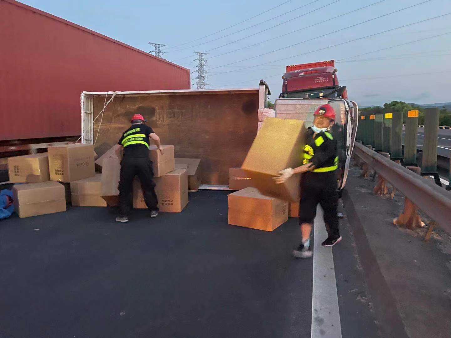 1649838906156349.jpg 小貨車(chē)側(cè)翻,施救人員卸貨2.jpg
