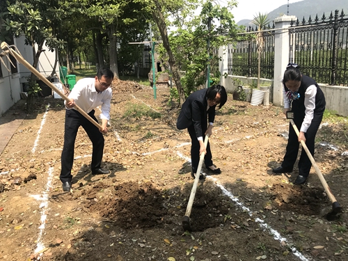 圖為前期所領(lǐng)導(dǎo)帶頭開墾荒地 陳瑩攝_副本.jpg